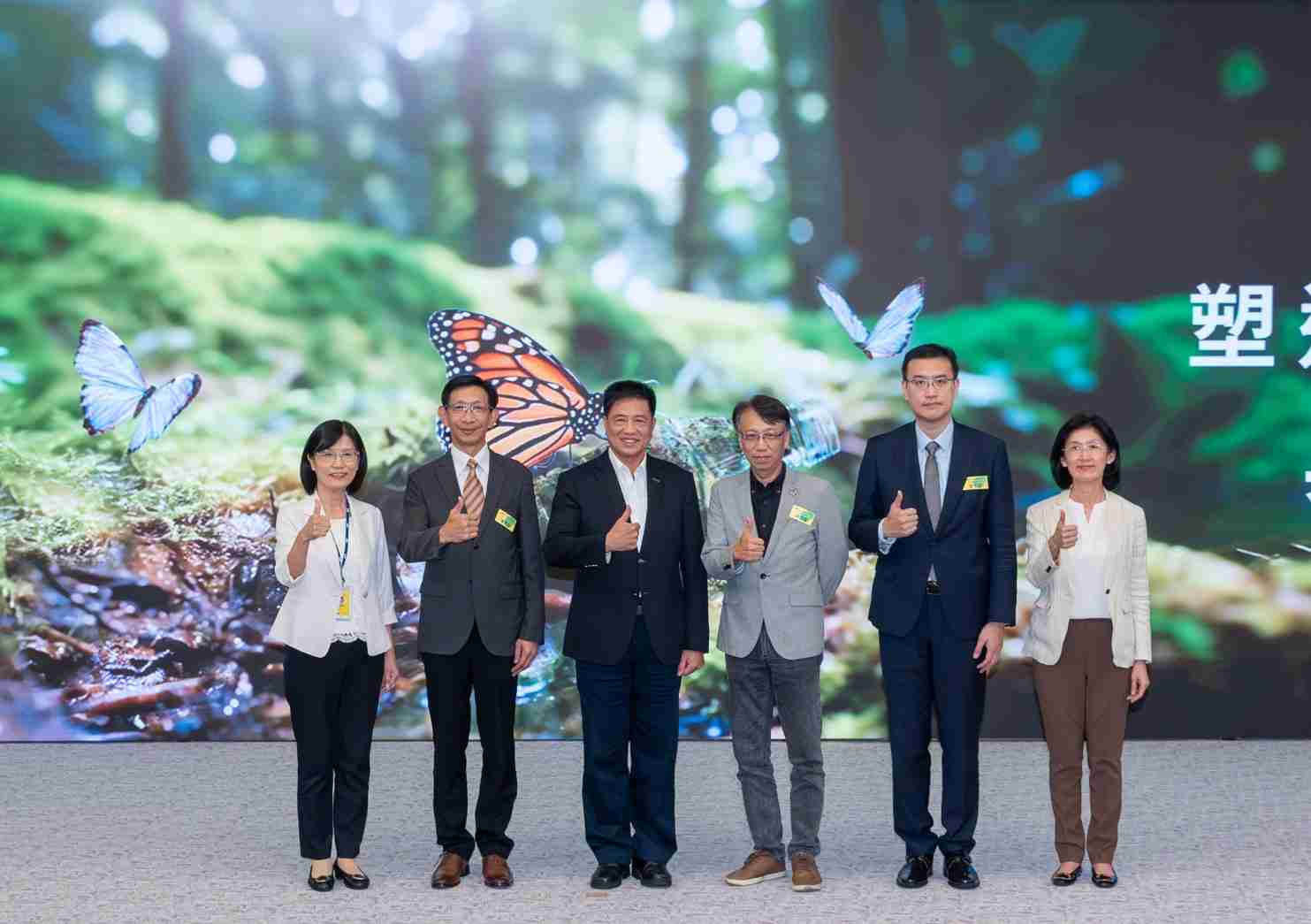 友達2023 CSR共榮大會，，，邀請領域專家分享交流生物多樣性管理趨勢、、、無塑產品、、海廢永續塑料等議題  （圖左到右：友達光電永續長古秀華、、、3M台灣技術長陳君杰、、友達光電董事長暨集團策略長彭双浪、、、、光寶科技企業永續發展處處長陳慶暉、、安永聯合會計師事務所執業會計師曾于哲、、、、友達光電供應鏈總部副總經理吳宜芳）