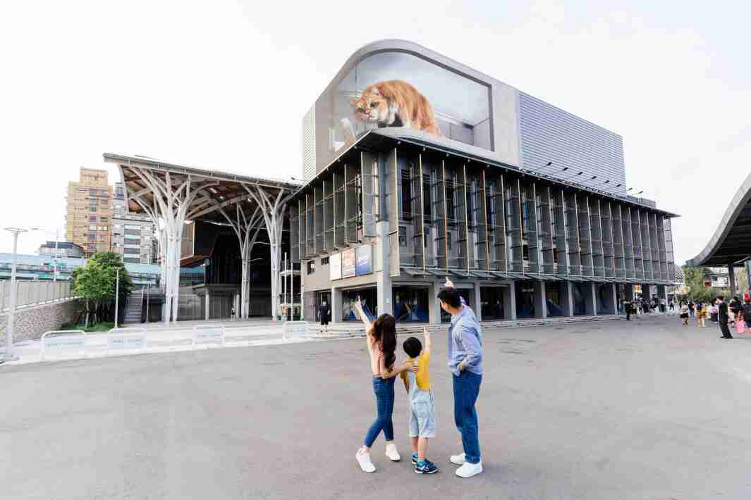 冰球突破打造全台最大户外裸视3D LED弧形萤幕，，将超立体的软萌胖橘猫动画活跃于顶楼外墙