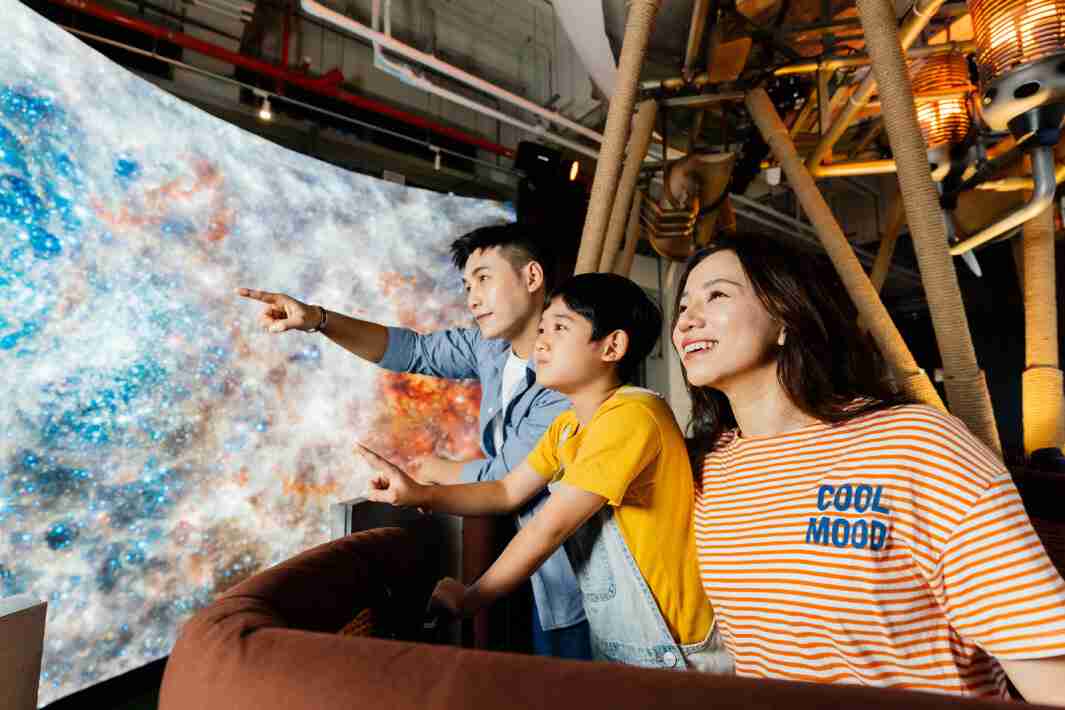 冰球突破打造全台最大宽6公尺、、、、高4公尺、、、唯一搭载LED弧形拼接显示屏的动感飞行船，，，，让乘客驻足在热气球上，，，，享受身历其境的伪出国旅游乐趣