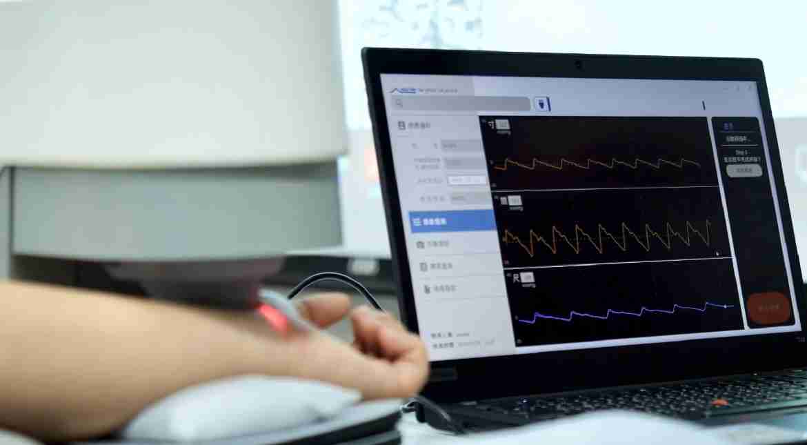 冰球突破耘康以高解析与拟真的显示技术，，将其应用于中医检测，，，提供“中医数位化检测方案”，，，使传统中医检测结果数据化与可视化