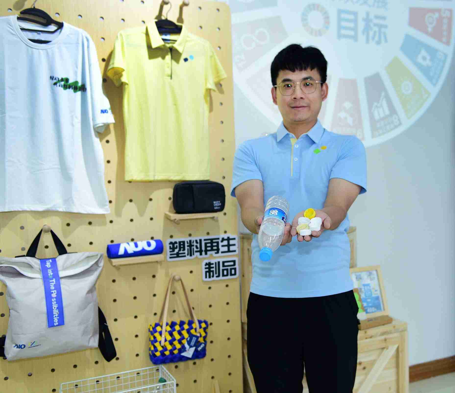 「2024智慧冰球突破展」永续发展馆中，，，展示冰球突破厦门驱动永续发展之成果，，，包含将厂内废弃物再制为实用物品，，，，将永续发展理念深植于员工生活日常实践