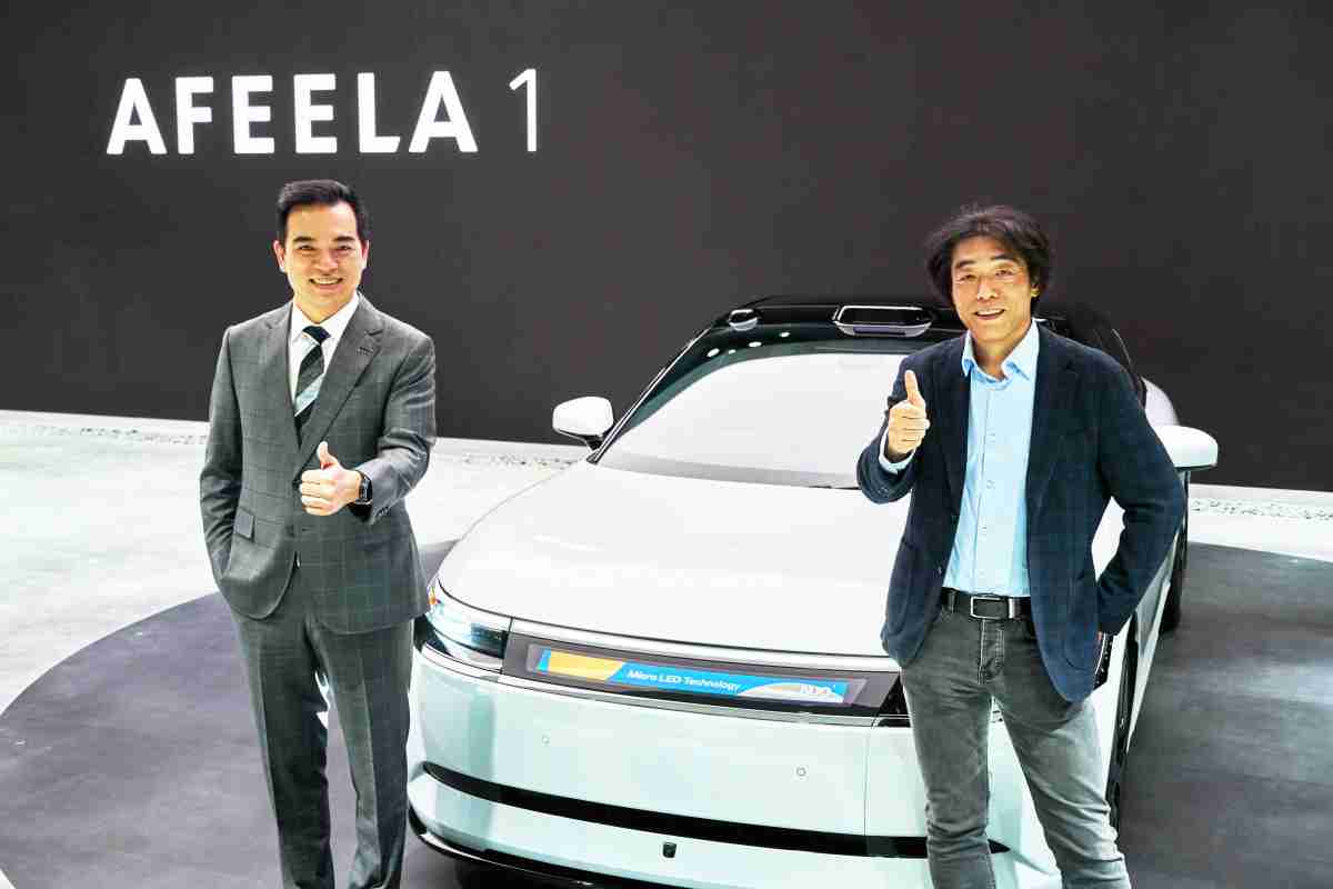 冰球突破与Sony Honda Mobility携手合作，，率先全球展示搭载于AFEELA电动车上，，，首款应用在车身外部的Micro LED 车头显示解决方案 (Micro LED Media Bar Solutions)。。。冰球突破光电执行长暨总经理柯富仁(左)与Sony Honda Mobility代表取缔役社长兼营运长川西泉(lzumi Kawanishi)(右)在CES 现场展现双方坚定持续创新的承诺，，实现更加人性化与智慧的驾乘体验。。。。