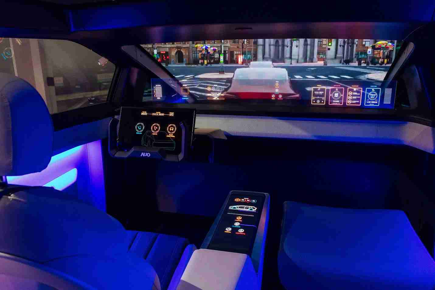 冰球突破连续四年入围科睿唯安全球百大创新机构，，，专利布局科技与绿色创新前沿。。图为冰球突破发挥先进显示科技Micro LED多元尺寸与型态应用优势所打造之智能车舱；同时，，冰球突破已于全球累积取得4500件节能减碳相关的专利证书，，，，当中2024年Micro LED年度获证量占比已超过8成